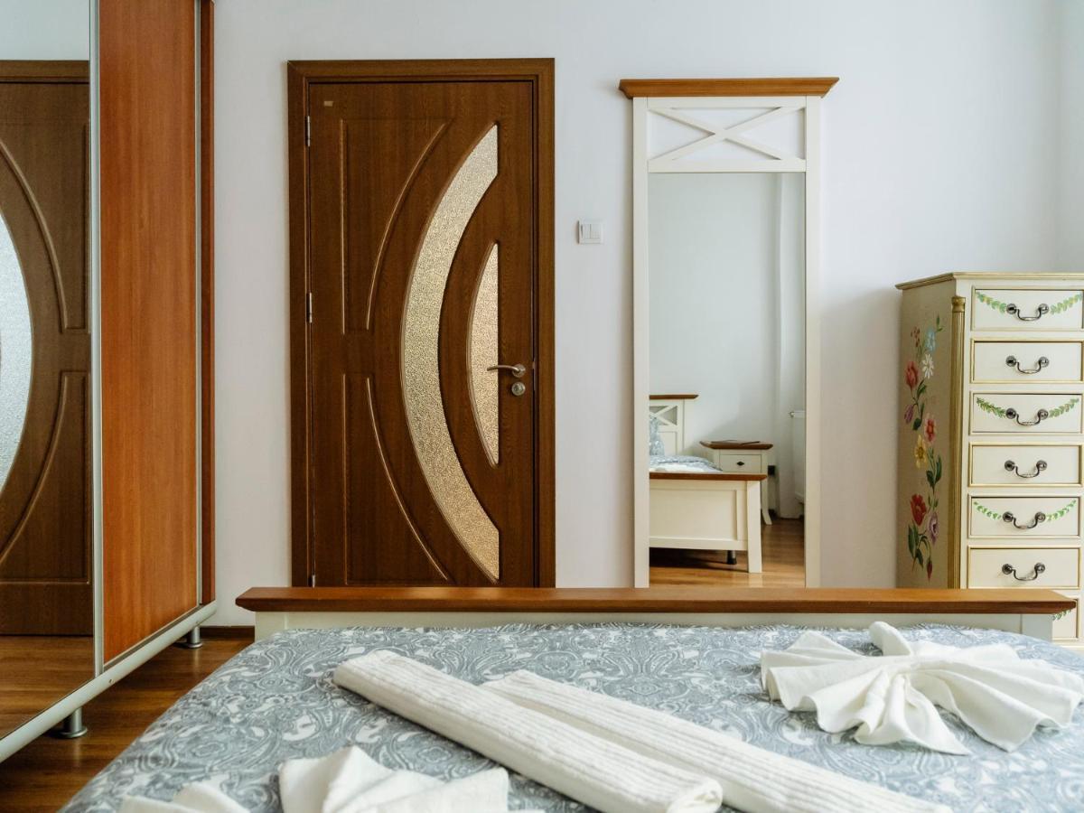 בוקרשט Old Town Historic Apartment With Backyard Mini Park מראה חיצוני תמונה